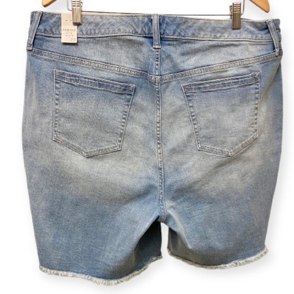 Torrid 20 NWT Denim Shorts Stretch Jeans Cutoffs Frayed Hems Light Wash New - Picture 4 of 10
